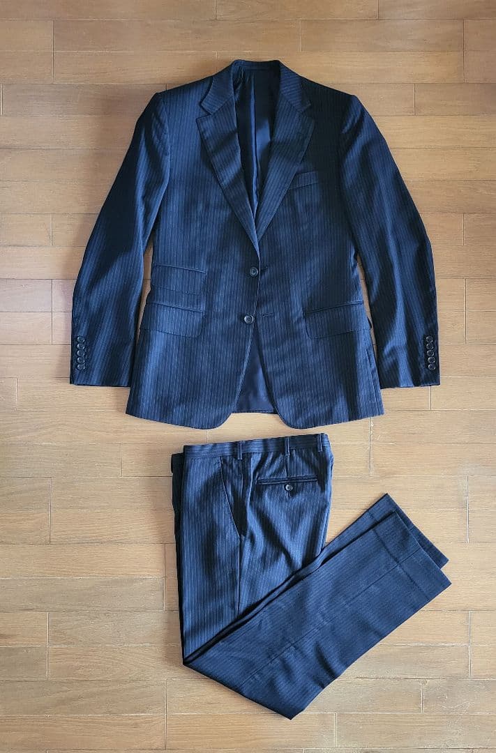 GUCCI　高級スーツ48R ダークネイビー　セットアップ　パンツの膝下に小穴