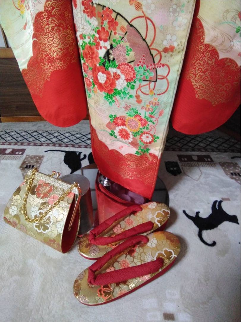 7歳向け・化繊・お着物のセット・裏地に小さな汚れあり