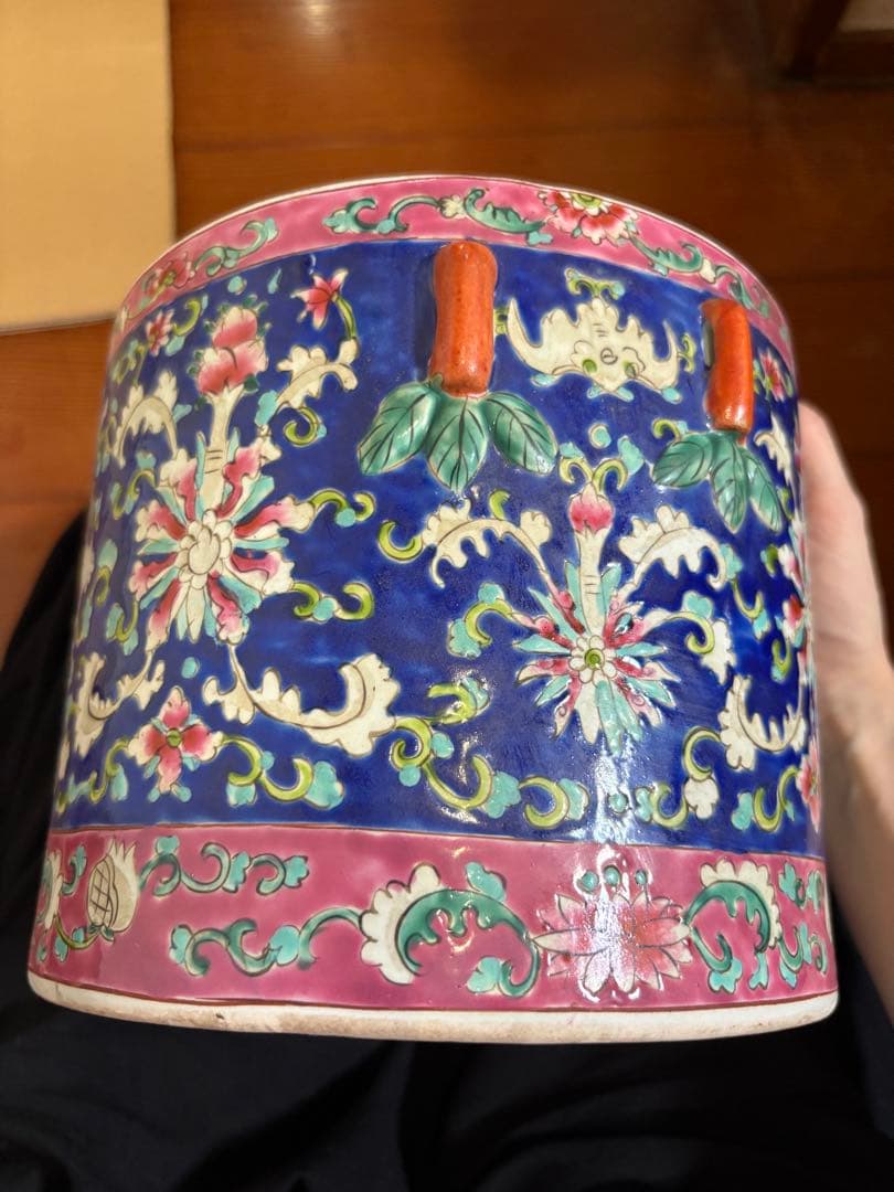 陶器の蓋付き容器