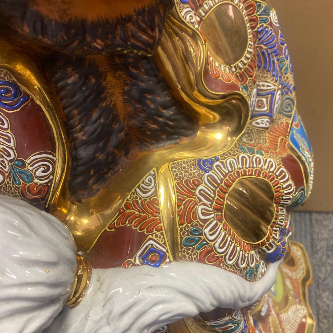伝統陶器九谷焼、達磨だるま、装飾陶器像 、金色模様、存在感ある。