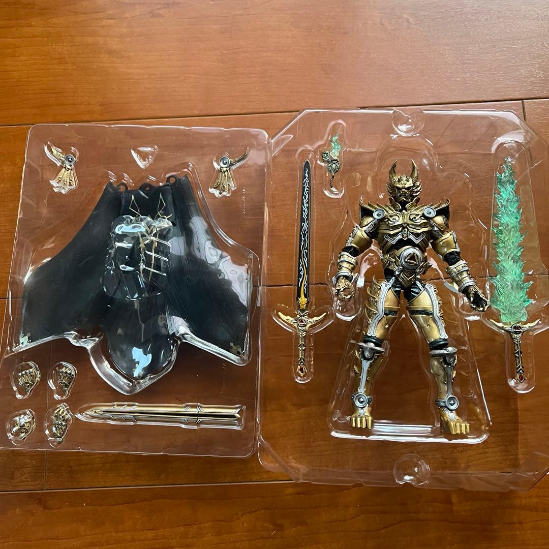 魔戒可動黄金騎士ガロ&魔導馬ゴウテンセット