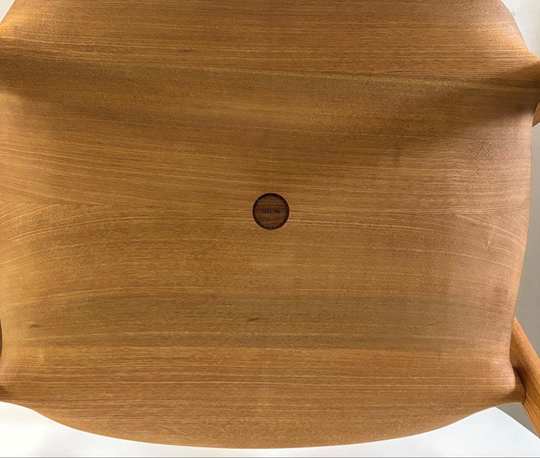 宮崎椅子製作所　DC09 定価　165,440円～（税込）　材質不明です