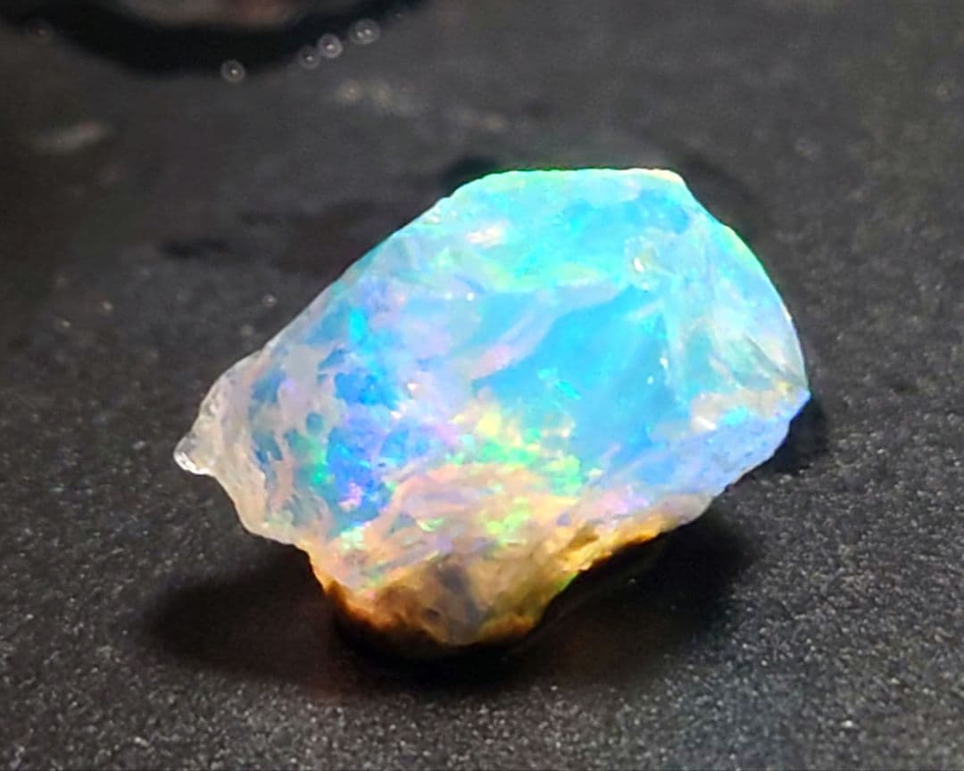 エチオピアウェロ産　チョーク　オパール　鉱物標本　原石　虹色